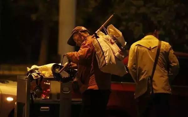 含著淚看完的！一位拾荒老人，溫暖了整個人間
