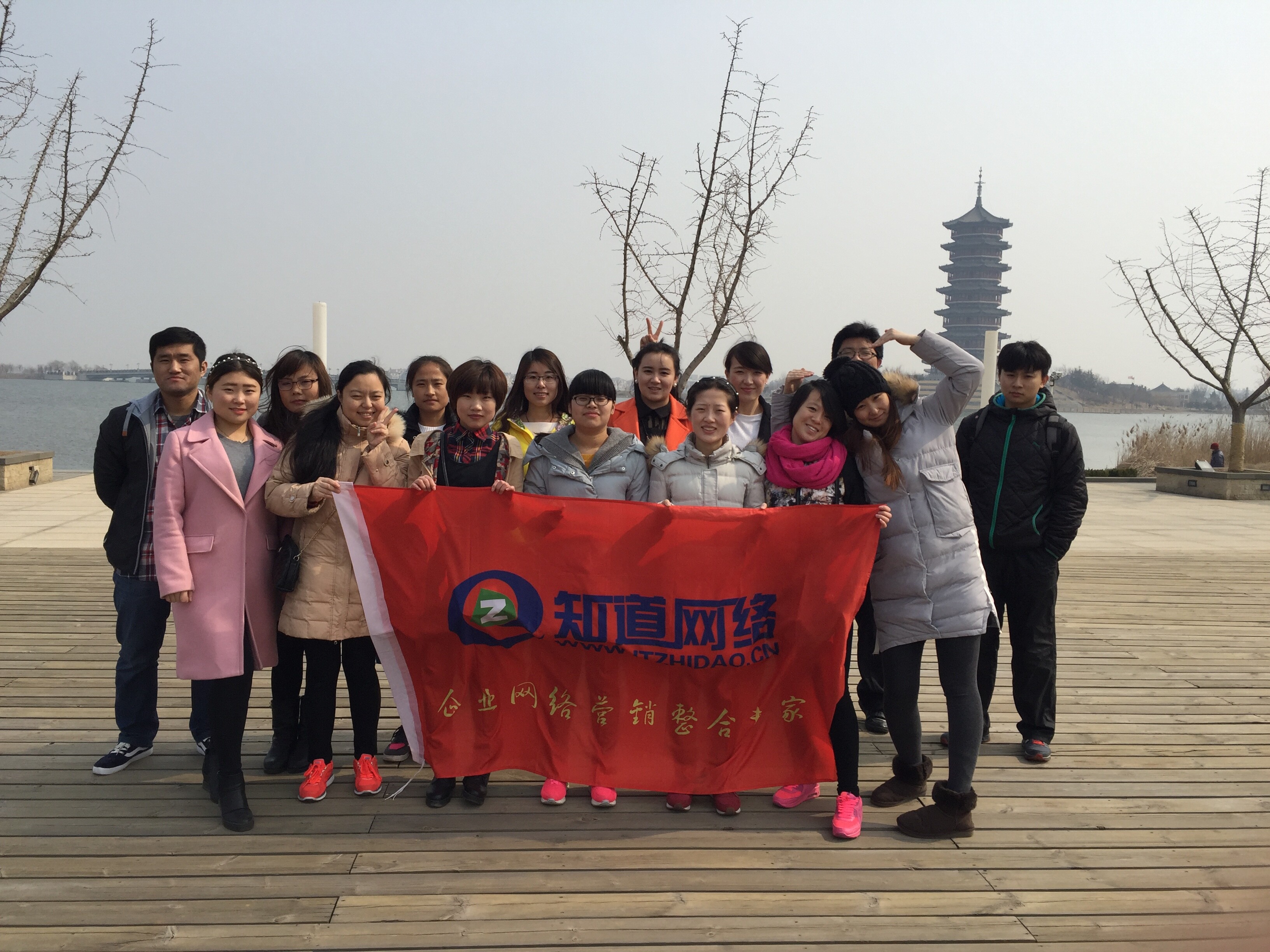 陽春三月，草長鶯飛，我們一起去摘草莓吧！