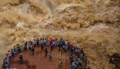 云南虎跳峽“超級山洪”：游客淡定拍照，作死